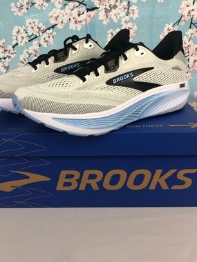 NIB Brooks Ghost 18 Wh/Blk/Open Air Mens Sneakers 110493-1D-172 Size 14D
